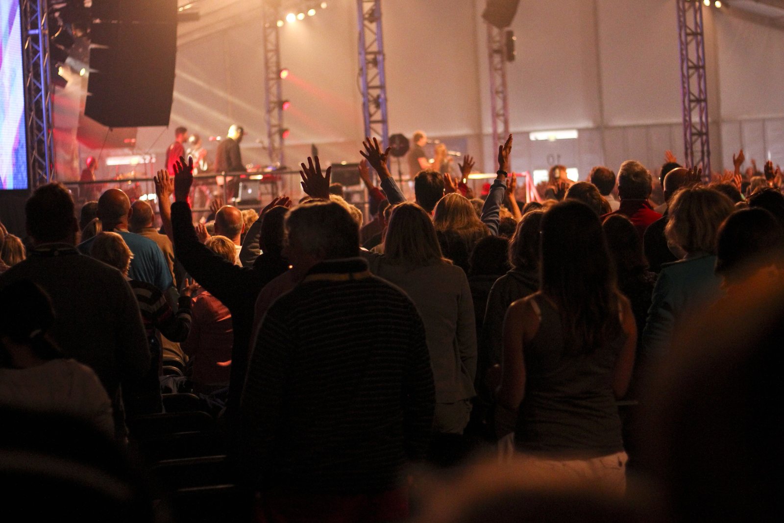 Public réuni face à une scène de concert