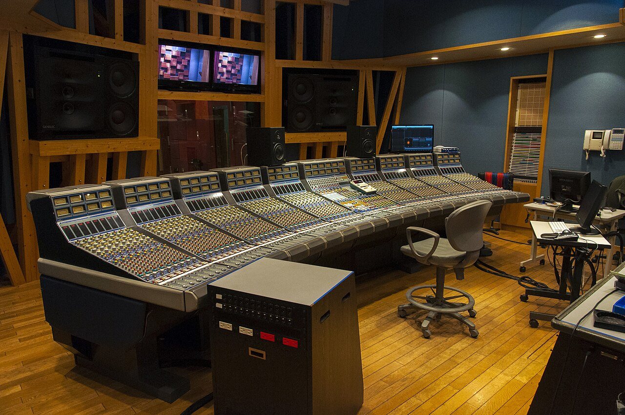 Console de mixage dans un environnement de production audio
