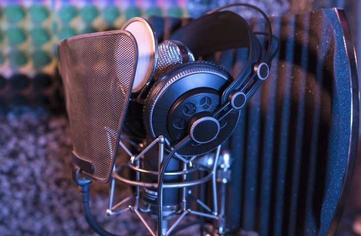 Microphone et casque audio installés dans un espace d’enregistrement